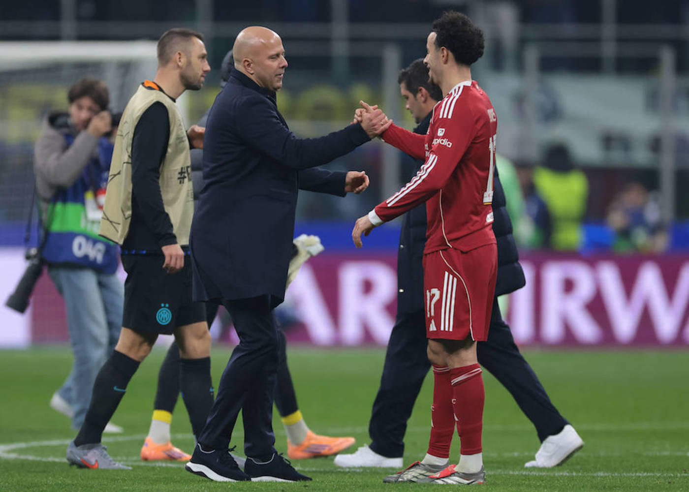 Jones: Vi står bakom tränaren